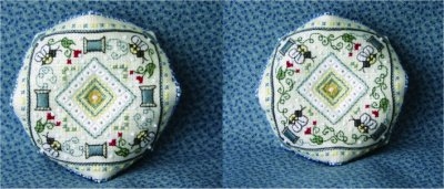 Stickvorlage The Bee Cottage - Id Rather Bee Stitching Biscornu (Ausverkauf)