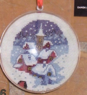 Oehlenschläger Stickpackung - Weihnachtskugel Dorf im Schnee
