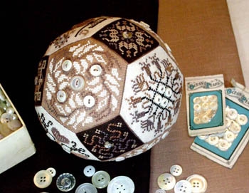 Stickvorlage Amaryllis Artworks - The Quaker Button Ball