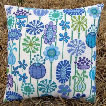 Haandarbejdets Fremme - Kissen Blaue Blumen (Stickpackung)