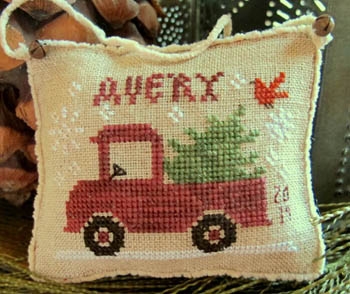 Stickvorlage Homespun Elegance Ltd - Averys Little Red Truck