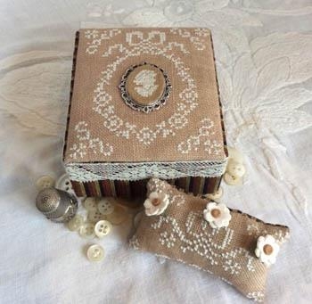 Stickvorlage Mani Di Donna - Ancient Lady Sewing Box With Medallion