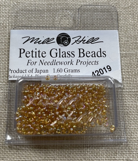 42019 Mill Hill Seed-Petite Beads - Yellow/Gold Ø 1,5 mm