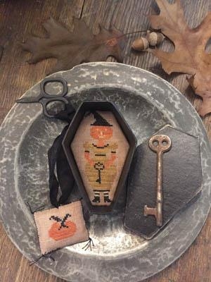 Stickvorlage Stacy Nash Primitives - Witch Hazel Sewing Coffin