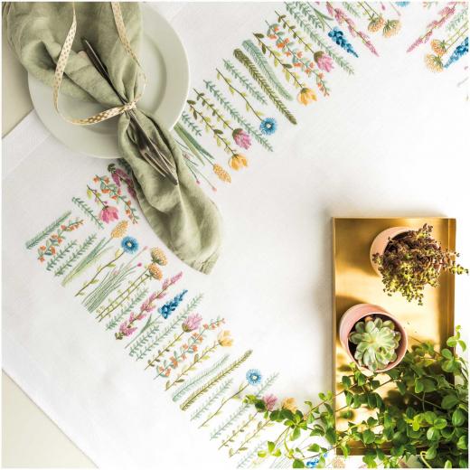 Rico Design - Tischdecke bedruckt Kräuterwiese (Stickpackung)