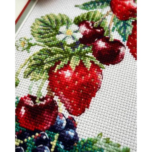 Riolis - Wreath with Berries