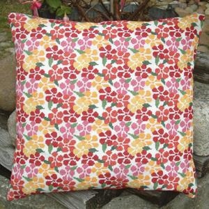 Fremme Stickpackung - Kissen Blumen rot 43x43 cm