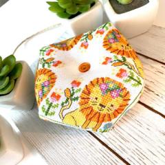 Tiny Modernist - Lion Biscornu February (Stickvorlage)