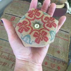 Stacy Nash Primitives - Hannahs Biscornu Pinkeep Pattern