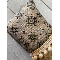 Frog Cottage Designs - Bee Quaker