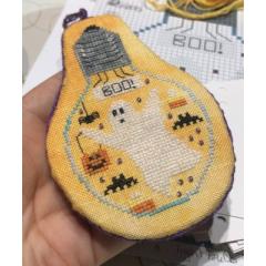 Romys Creations - Halloween In A Lightbulb