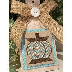 Stickvorlage Crafty Bluebonnet Designs - Pumpkin Chevron Spool