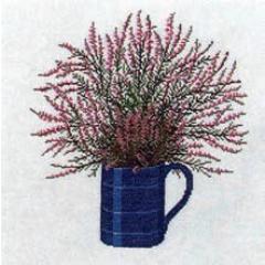 Haandarbejdets Fremme - Krug mit Heideblumen blau