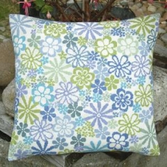 Fremme Stickpackung - Kissen Blumen blau 43x43 cm